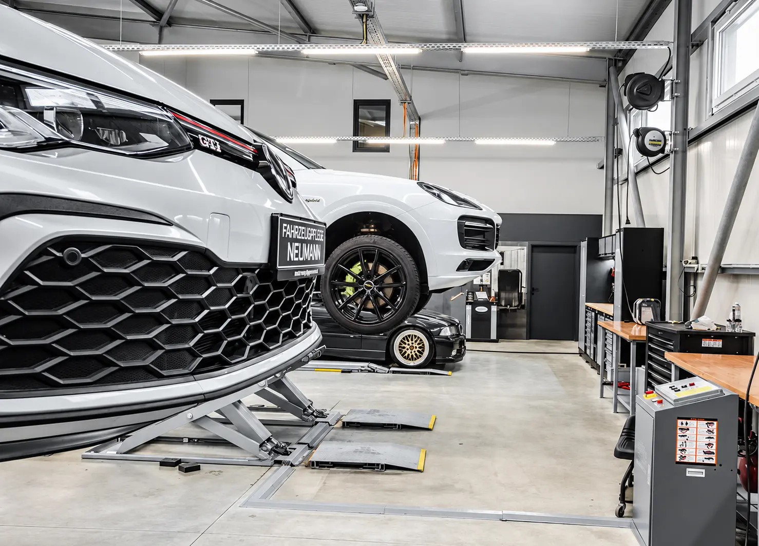 Fahrzeuge in der Werkstatt von Fahrzeugpflege Neumann