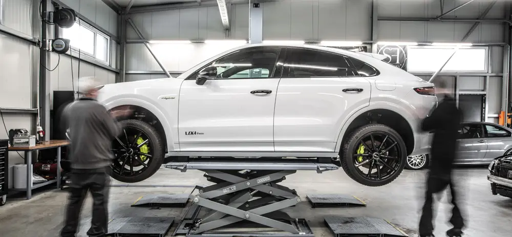 Fahrzeugaufbereitung eines weißen SUV vor Rückgabe oder Weitergabe