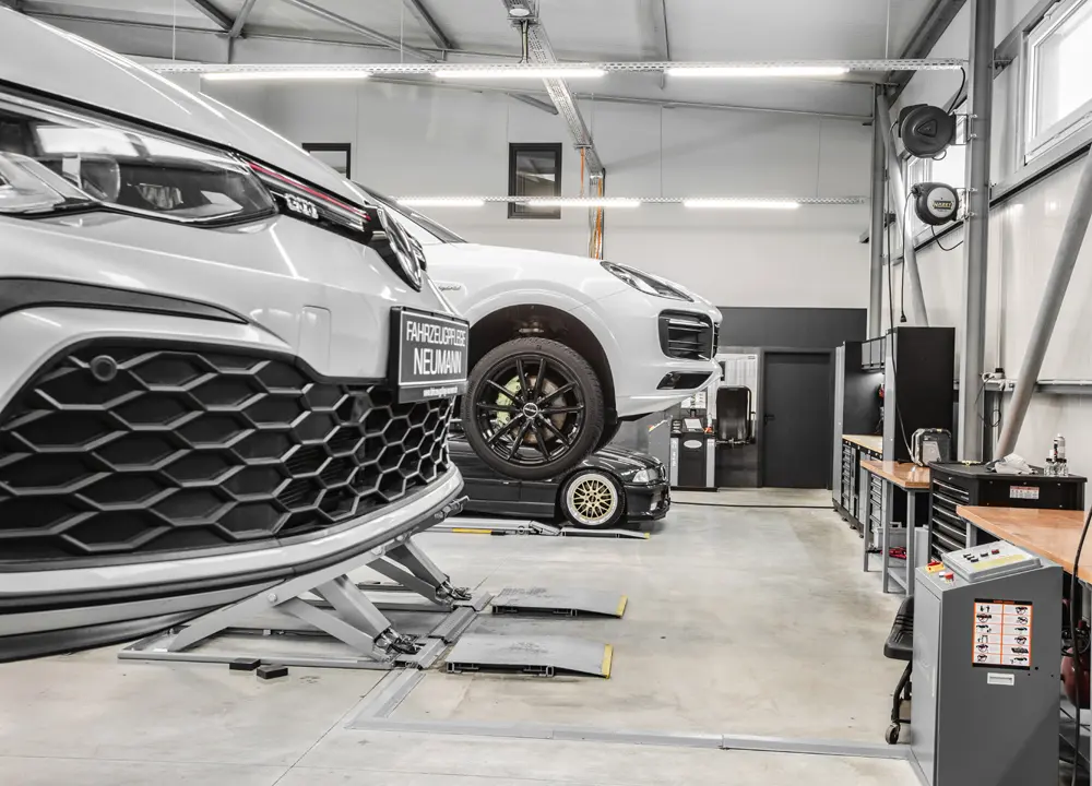 Fahrzeuge auf Hebebühnen in der Werkstatt
