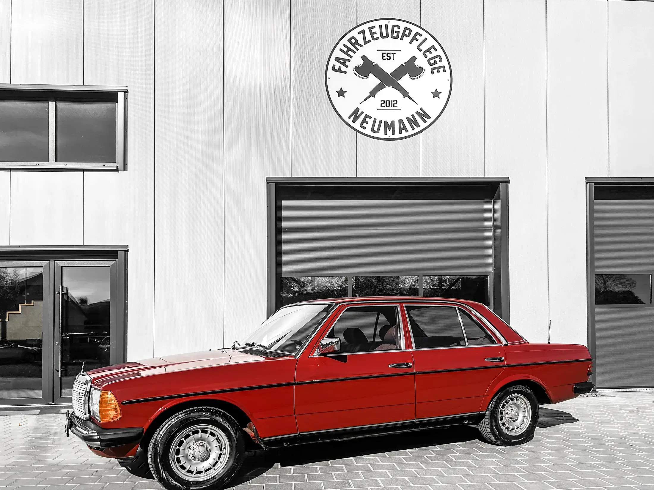 Klassischer Mercedes vor dem Gebäude von Fahrzeugpflege Neumann